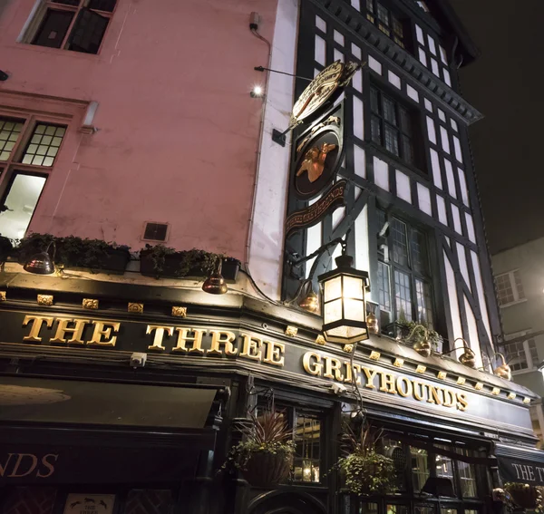 Traditionelles englisches Pub the three greyhounds in london soho district london, england - 22. februar 2016 — Stockfoto