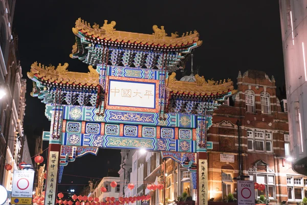 Enorme Porta de Entrada para Chinatown LONDON, ENGLAND - FEVEREIRO 22, 2016 — Fotografia de Stock