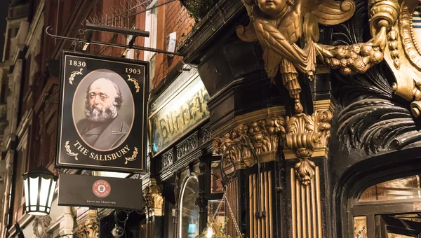 Gyönyörű angol Pub a Salisbury, a londoni Covent Garden London, Anglia - 2016. február 22. — Stock Fotó