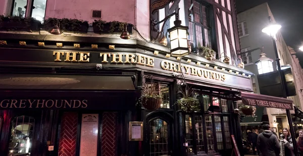 Traditionelles englisches Pub the three greyhounds in london soho district london, england - 22. februar 2016 — Stockfoto