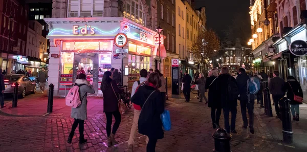 Rua movimentada em SOHO à noite LONDRES, INGLÊS - FEVEREIRO 22, 2016 — Fotografia de Stock