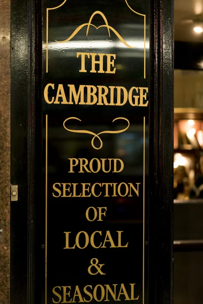 Traditionelles englisches Pub the cambridge in london soho district - london, england - 22. februar 2016 — Stockfoto