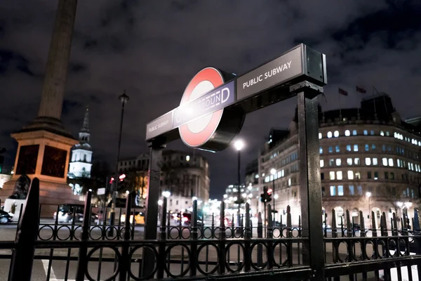 London Underground állomás Charing Cross-London, Anglia - 2016. február 22. — Stock Fotó