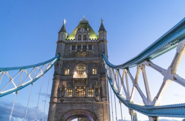  London Tower Bridge akşamları - Londra/İngiltere 23 Şubat 2016 aydınlatılmış