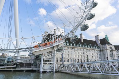 London Eye ve County Hall güneşli bir günde - Londra/İngiltere 23 Şubat 2016