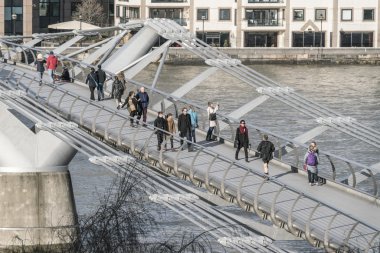Millennium Köprüsü yaya köprüsü üzerinde River Thames Londra, tr