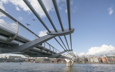 Millennium Köprüsü yaya köprüsü üzerinde River Thames Londra, tr