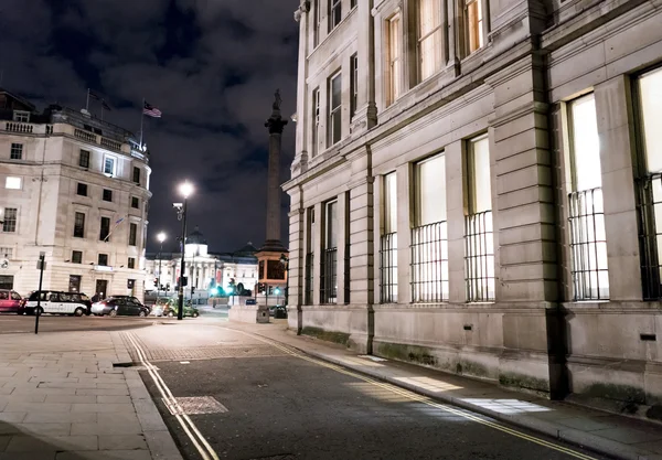 Вид с узкого переулка на Трафальгарскую площадь Лондона — стоковое фото