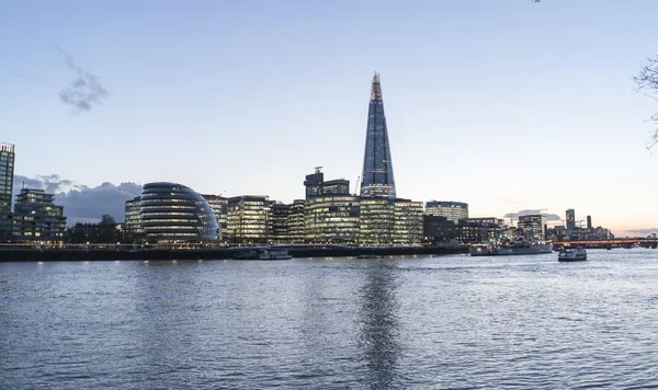 El horizonte de Londres con el Ayuntamiento y el edificio Shard - LONDRES / INGLATERRA 23 de FEBRERO de 2016 — Foto de Stock