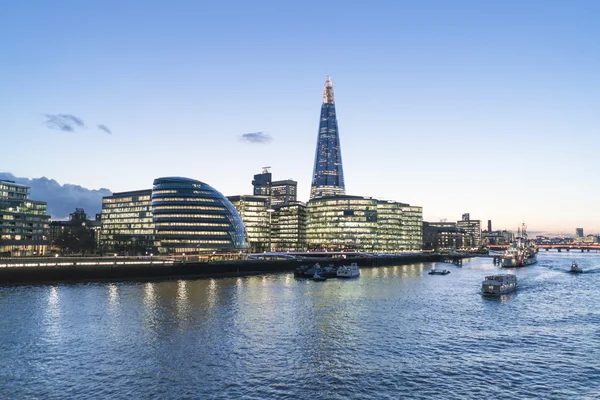 El horizonte de Londres con el Ayuntamiento y el edificio Shard - LONDRES / INGLATERRA 23 de FEBRERO de 2016 — Foto de Stock