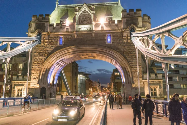 London Tower Bridge abends beleuchtet - London / England 23. Februar 2016 — Stockfoto