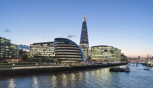 Lontoon horisonttiin kaupungintalo ja Shard Building - LONDON / ENGLAND HELMIKUU 23, 2016 — kuvapankkivalokuva