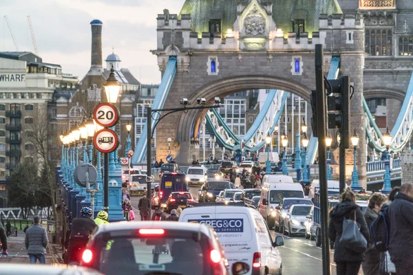 Circulation sur Tower Bridge aux heures de pointe - LONDRES / ANGLETERRE 23 FÉVRIER 2016 — Photo