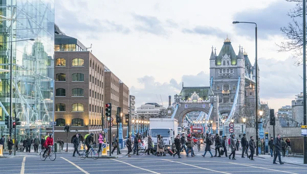 Večerní ulice pohled na Tower Bridge - Londýn/Anglie 23 únor 2016 — Stock fotografie