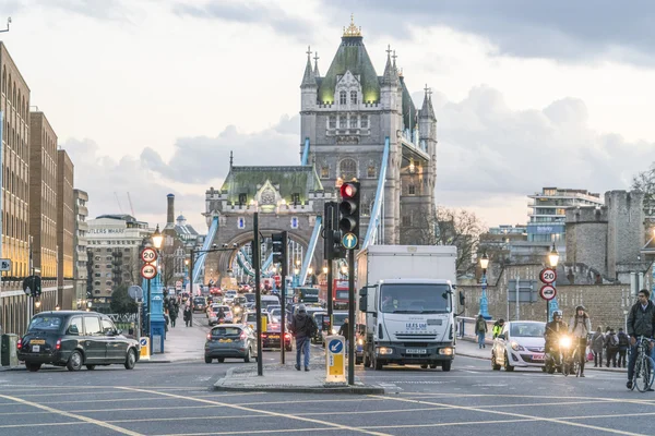 Vue de la rue en soirée à Tower Bridge - LONDRES / ANGLETERRE 23 FÉVRIER 2016 — Photo