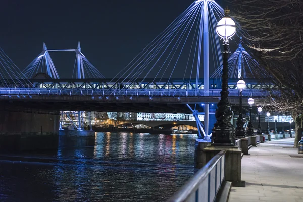 Golden Jubilee geceleri - Londra/İngiltere 23 Şubat 2016 ışıklı Köprüsü — Stok fotoğraf