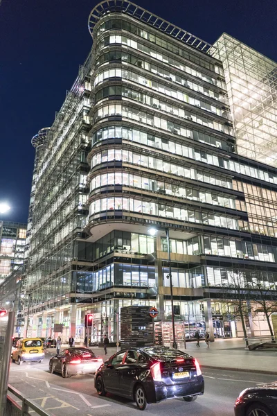 Quartier moderne de Canary Wharf en soirée - LONDRES / ANGLETERRE 23 FÉVRIER 2016 — Photo