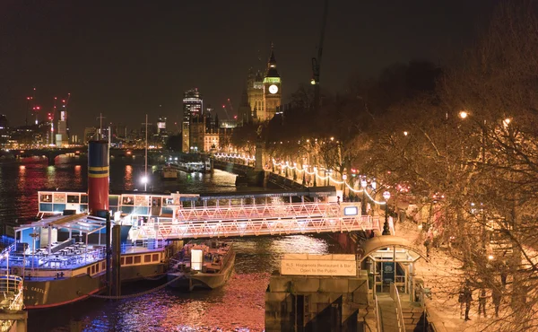 Vista desde el Puente del Jubileo de Oro - LONDRES / INGLATERRA 23 de FEBRERO de 2016 — Foto de Stock