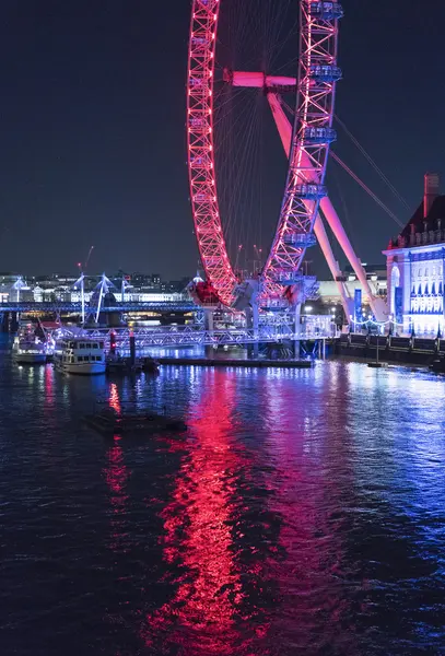London Eye iluminado por la noche - LONDRES / INGLATERRA 23 de FEBRERO de 2016 —  Fotos de Stock