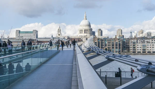 Millennium most pro pěší most přes řeky Temže Londýn, En — Stock fotografie