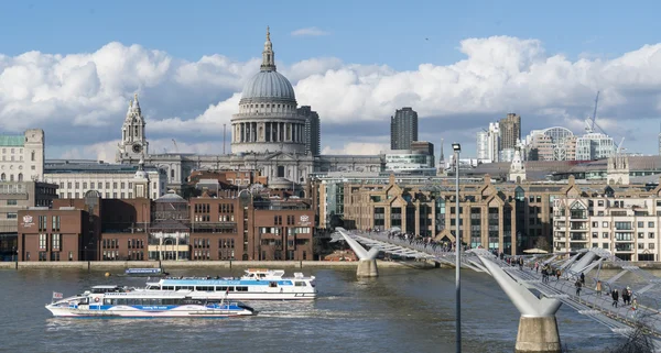 City of London skyline with Millennium Bridge and River Thames L — Stock Photo, Image