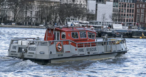 Barco de salvamento de incêndios no Rio Tâmisa LONDRES, INGLÊS - FEVEREIRO 22 , — Fotografia de Stock