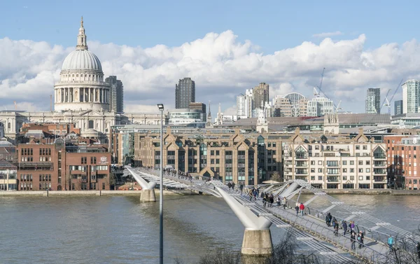 St. Pauls cathedral Londýn a Millennium Bridge přes řeku T — Stock fotografie