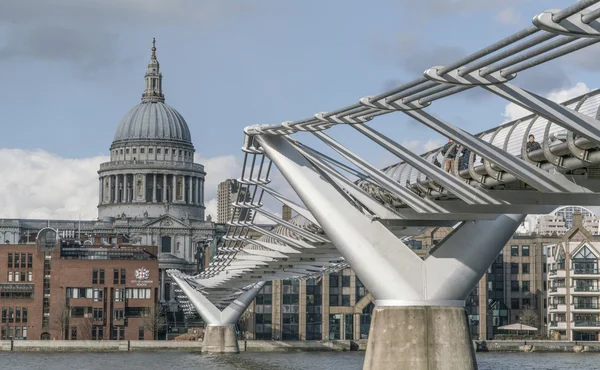 St. Pauls cathedral Londýn a Millennium Bridge přes řeku T — Stock fotografie