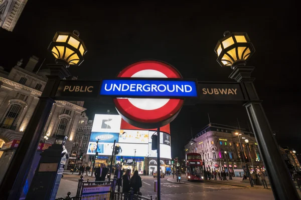Londoni metró Piccadilly Circus-London, Anglia - 2016. február 22. — Stock Fotó
