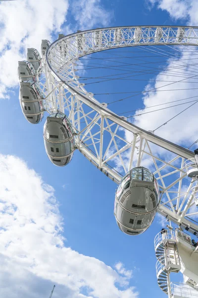 London Eye perspective view LONDON, ENGLAND - FEVEREIRO 22, 2016 — Fotografia de Stock