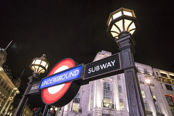 Stazione metropolitana di Londra Piccadilly Circus LONDON, INGHILTERRA - 22 FEBBRAIO 2016 — Foto Stock