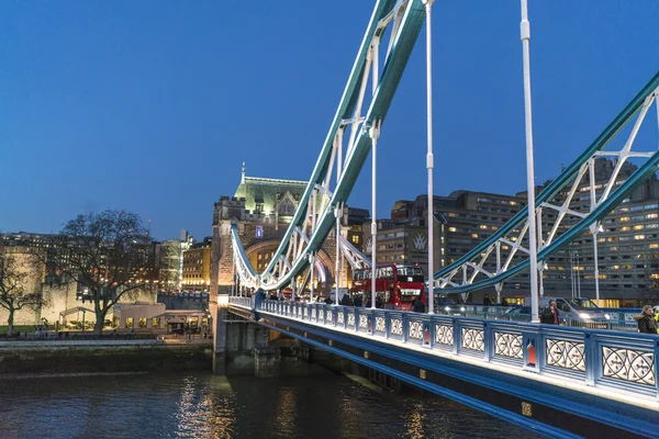 伦敦塔桥照明在晚上-伦敦 2016 年 2 月 23 日 — 图库照片