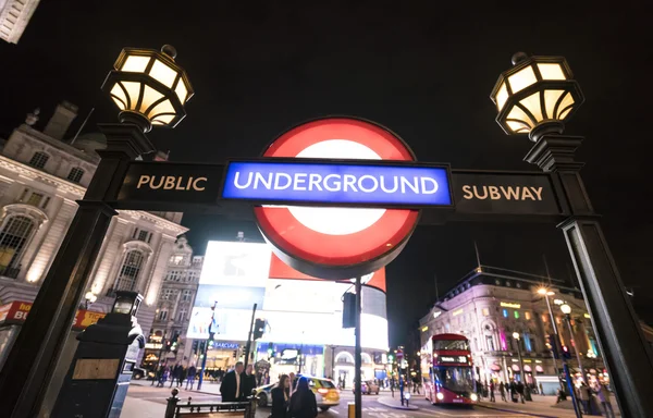 Estação de metrô de Londres Piccadilly Circus LONDON, ENGLAND - FEVEREIRO 22, 2016 — Fotografia de Stock