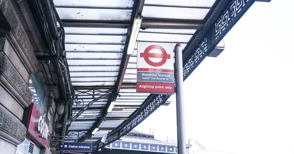 Bus stop Waterloo station - LONDON / ENGLAND FEBRUARY 23, 2016 — стоковое фото