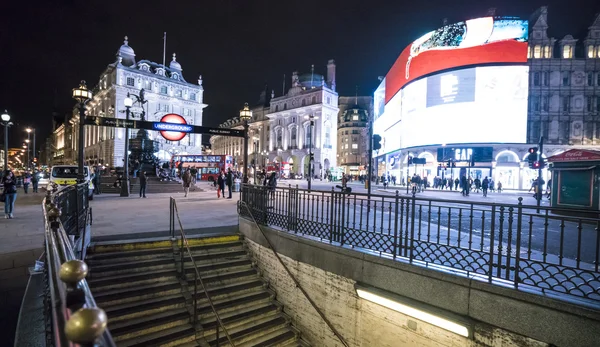 Słynnego Piccadilly Circus przez noc Londyn, Anglia - 22 lutego 2016 — Zdjęcie stockowe