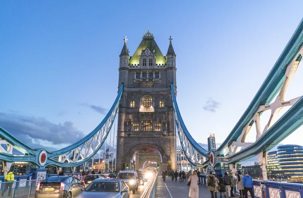 London Tower Bridge illuminé dans la soirée - LONDRES / ANGLETERRE 23 FÉVRIER 2016 — Photo