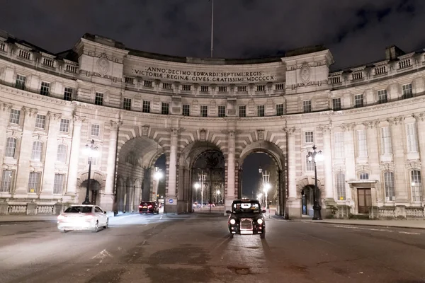 Almirantazgo Arco Londres por la noche LONDRES, INGLATERRA - 22 DE FEBRERO DE 2016 — Foto de Stock