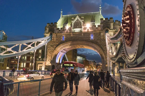 London Tower Bridge abends beleuchtet - London / England 23. Februar 2016 — Stockfoto