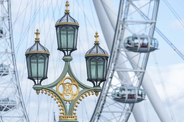 Latarnia na Westminster Bridge i London Eye Londyn, Anglia - F — Zdjęcie stockowe