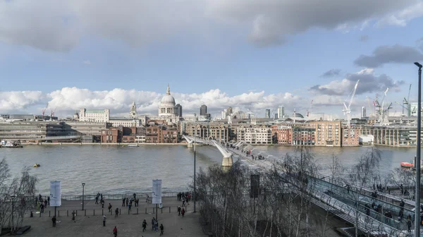 Lontoon kaupungin horisonttiin Millennium Bridge ja River Thames L — kuvapankkivalokuva