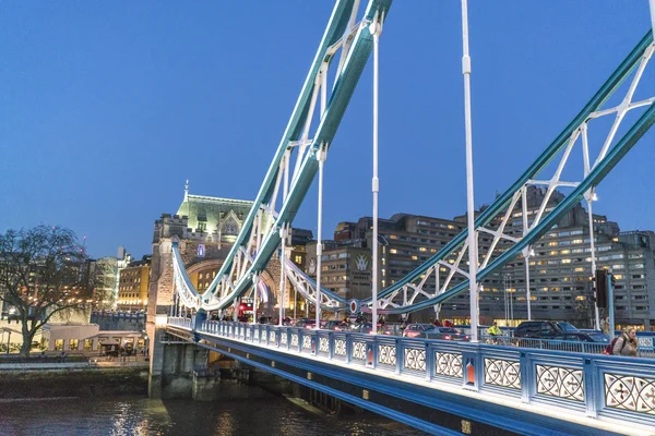 Londoni Tower Bridge az esti órákban - London/Anglia 2016. február 23., megvilágított — Stock Fotó