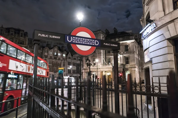 Estação de metrô de Londres Charing Cross LONDON, Inglaterra - FEVEREIRO 22, 2016 — Fotografia de Stock