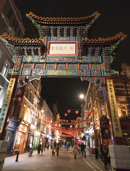 Huge Entrance Gate to Chinatown LONDON, RUSSIAN - 22 февраля 2016 — стоковое фото