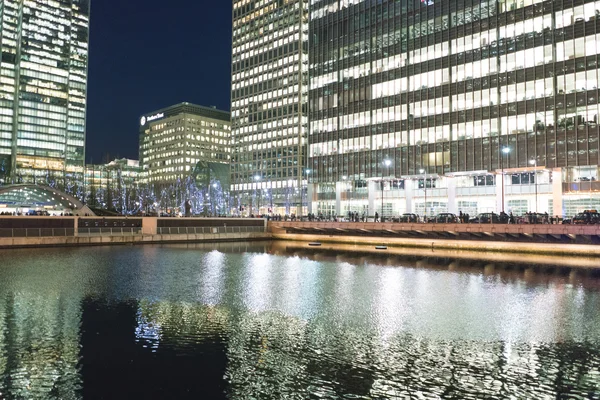 Moderne Canary Wharf wijk in de avond - Londen, 23 februari 2016 — Stockfoto