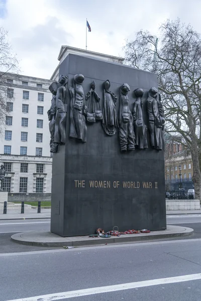 O Memorial das Mulheres da Segunda Guerra Mundial em Whitehall LONDON, Inglaterra — Fotografia de Stock