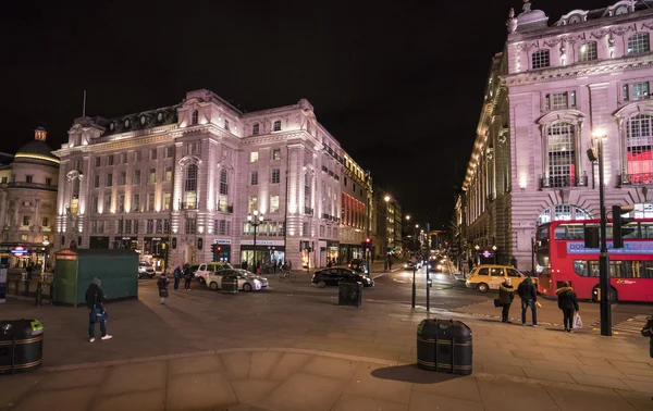 Londres Piccadilly street LONDRES, INGLÊS - FEVEREIRO 22, 2016 — Fotografia de Stock