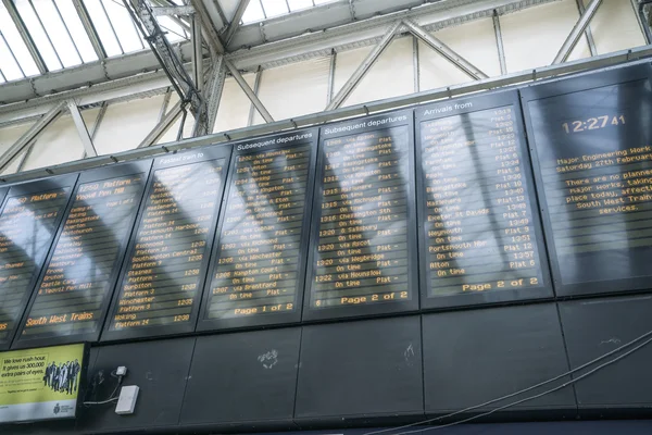 Avgang fra Waterloo-stasjonen - LONDON / ENGLAND FEBRUARY 23, 2016 – stockfoto