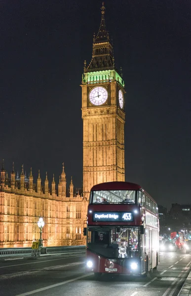 Big Ben and Houses of Parliament at night - LONDON / ENGLAND FEBRUARY 23, 2016 — стоковое фото