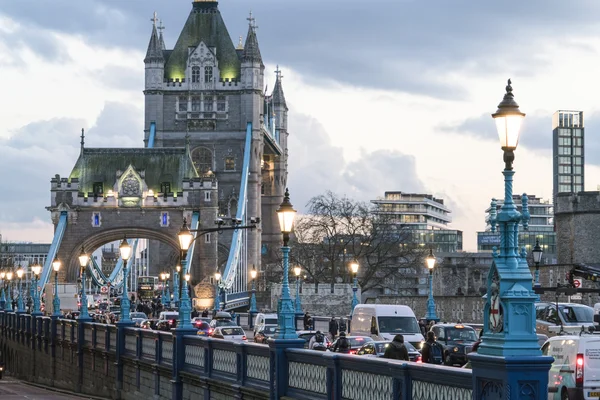 Krásné večerní pohled přes Tower Bridge - Londýn/Anglie 23 únor 2016 — Stock fotografie