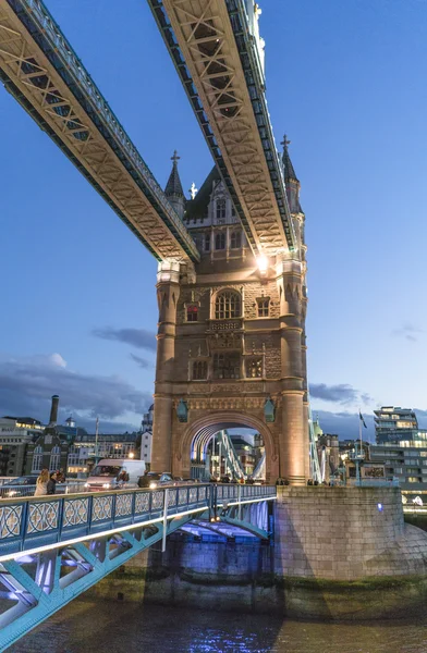 London Tower Bridge abends beleuchtet - London / England 23. Februar 2016 — Stockfoto